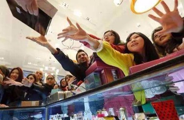 操屄露穴视频中国人依然爱赴日旅游 消费已由爆买转向网购